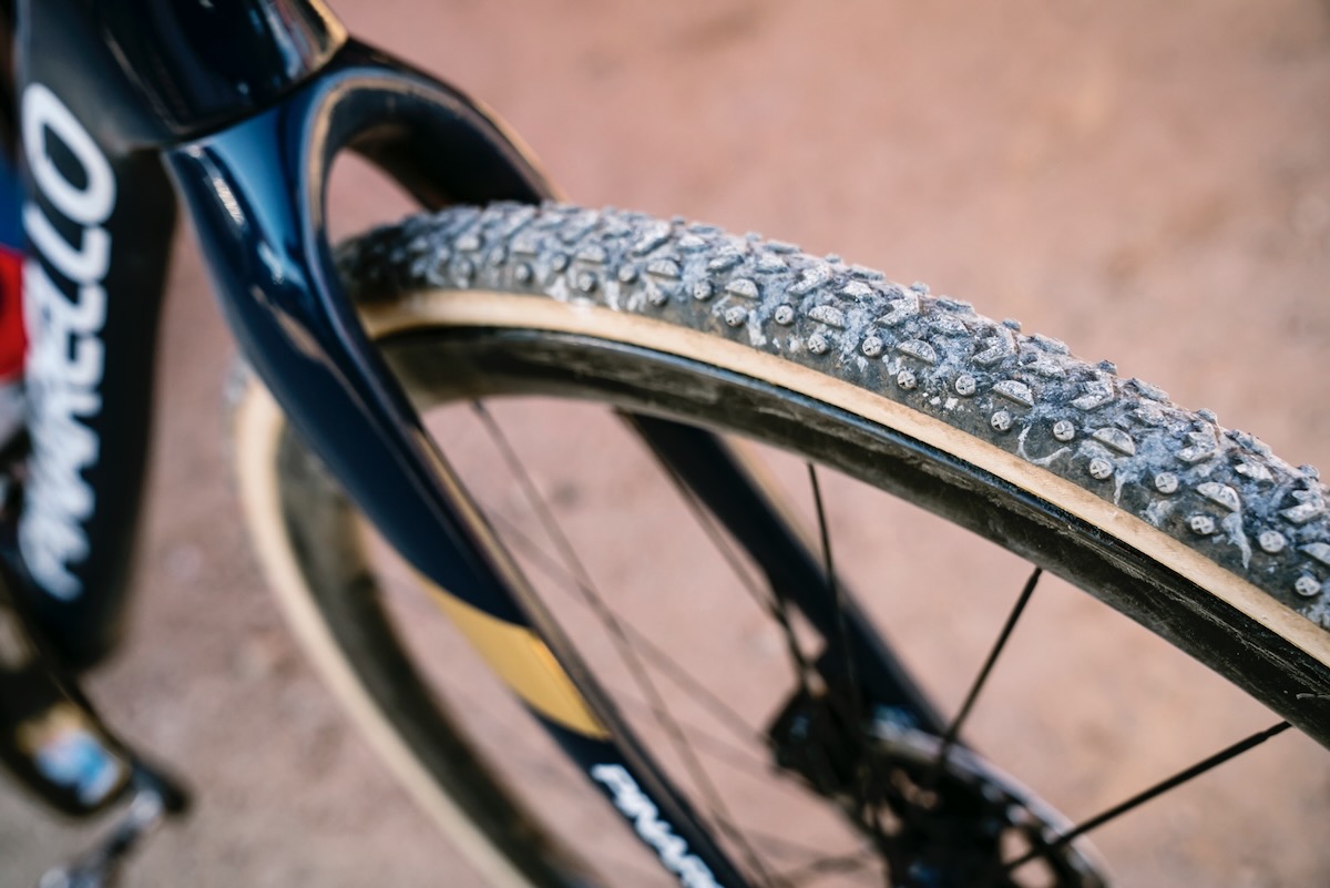タイヤはチャレンジのGRIFO。最高級グレードのセタ(絹)ケーシング使用モデルだ