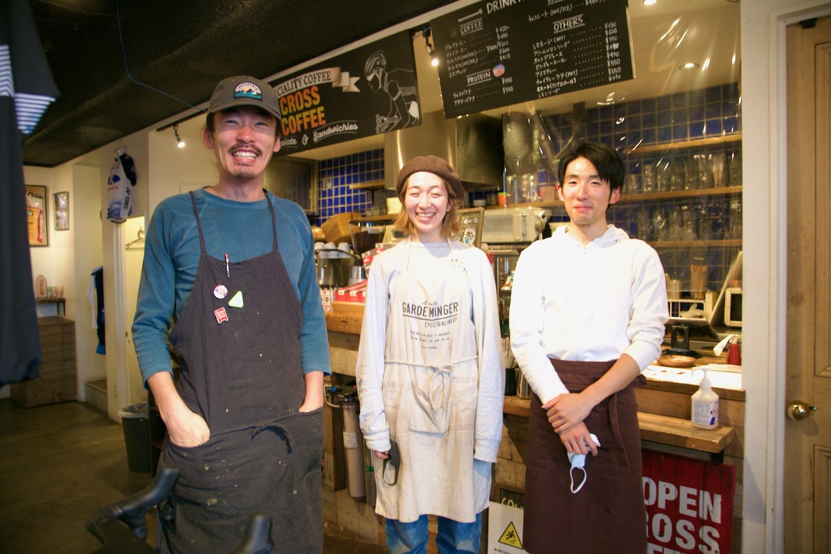 名物店長のトニオさん(左)以下、楽しいスタッフが待ってます