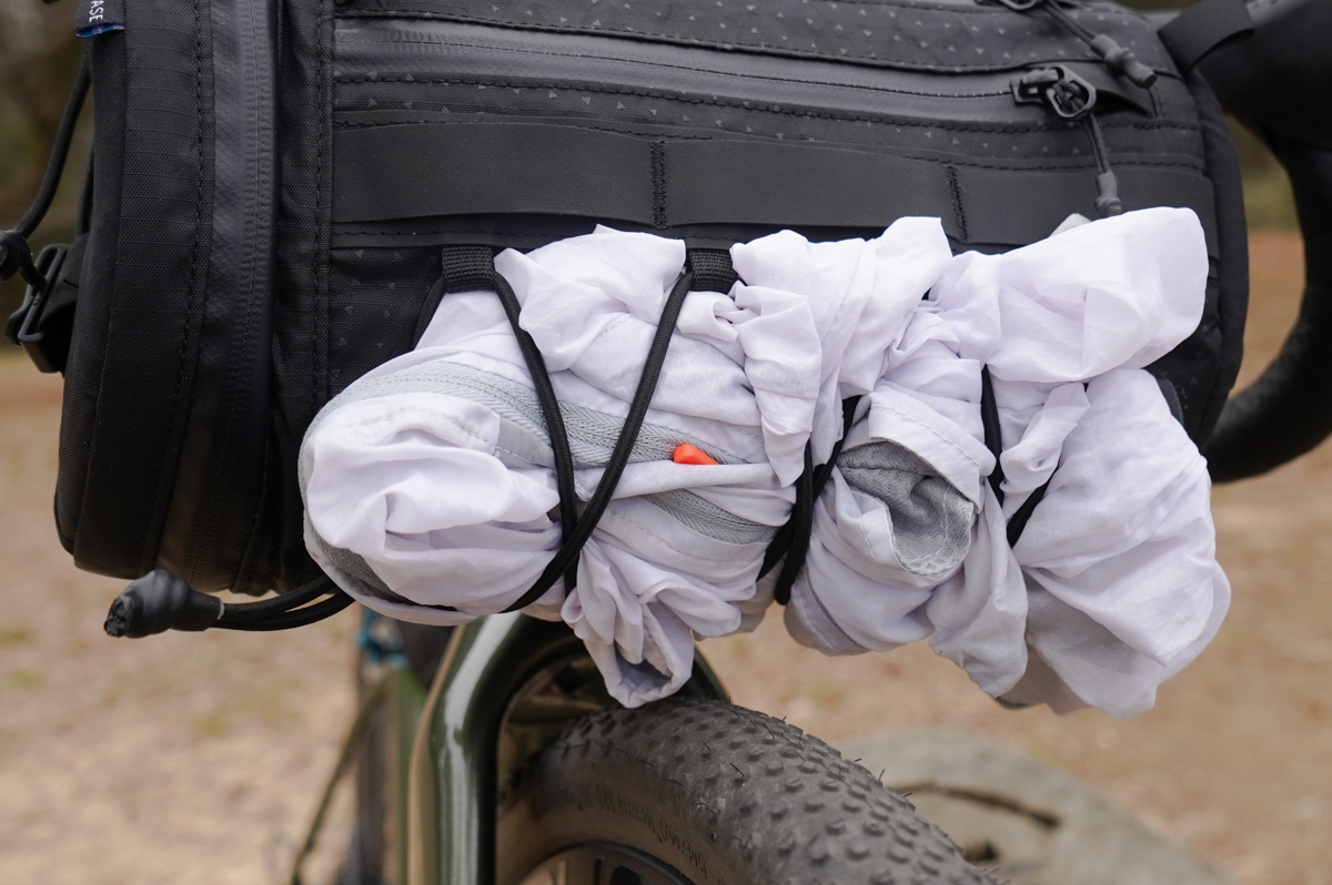 バッグ外部のバンジーコードは濡れたウェアなどを留めるのに最適だ