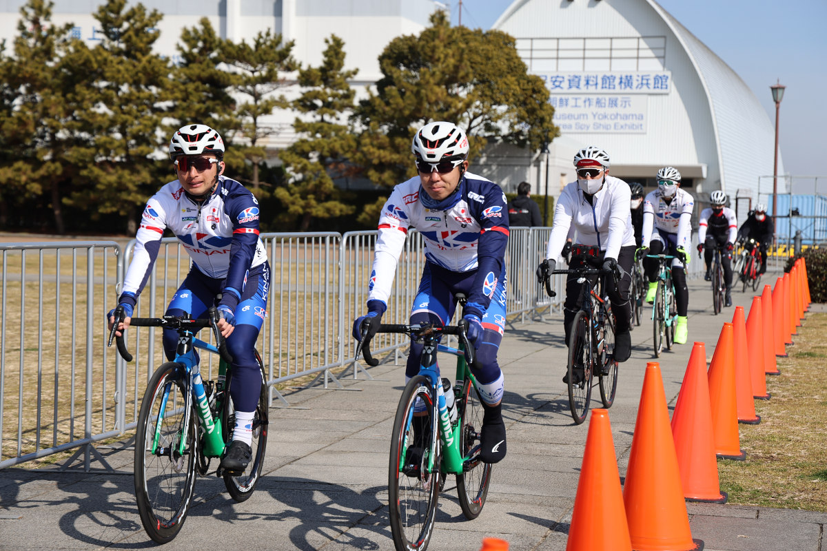 一般走行会の参加者と一緒に走るキナンレーシングチームの山本元喜と畑中勇介