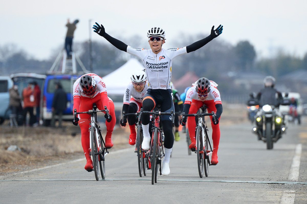 エリートのスプリント勝負を制したのは渡邉和貴(Promotion x Athletes CYCLING)