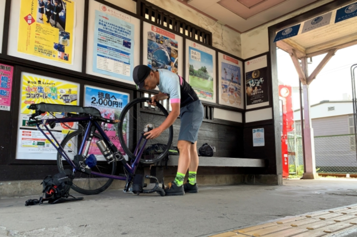 南海加太線東松江駅のレトロな木造駅舎で、自転車を再度組み立て