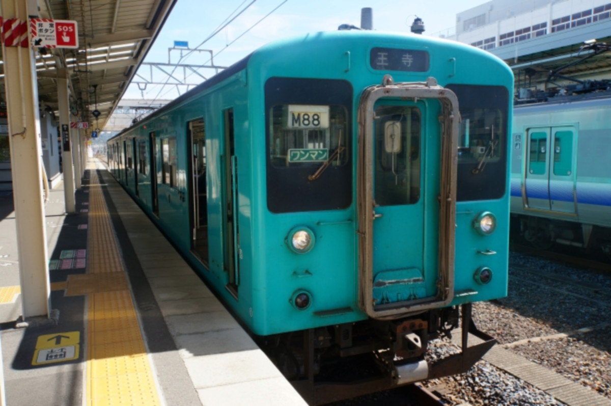 引退間近な国鉄型電車105系は車齢45年越えの大ベテラン車両！飾り気のないデザインも昭和の味。