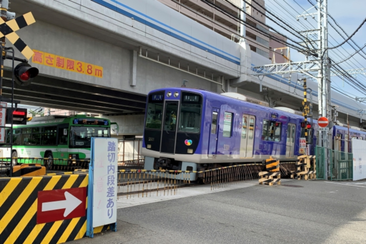 踏切待ちをしていると阪神電車がやってきた！関東人としてはそれだけでワクワクしてしまいます(笑)