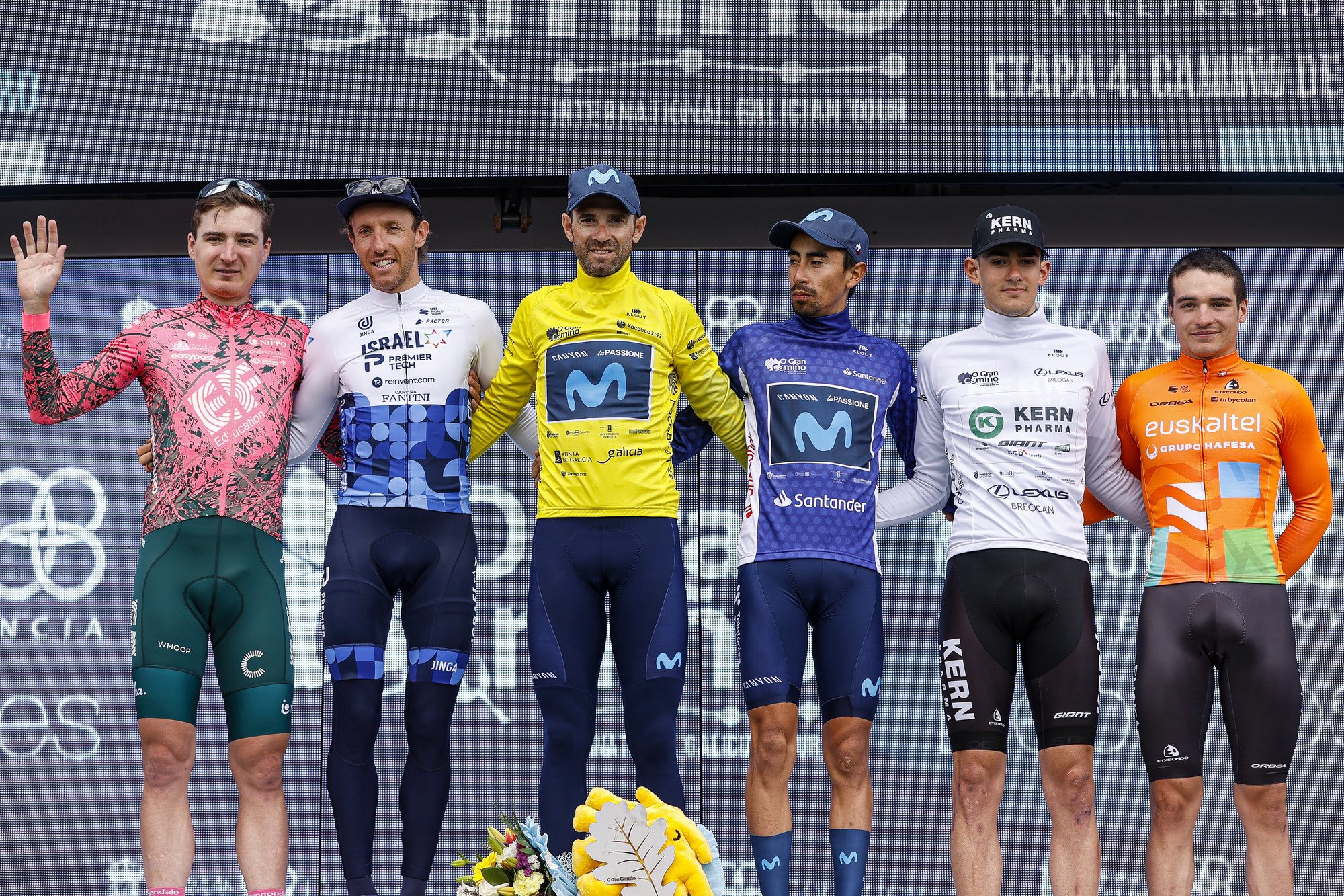逆転総合優勝を遂げたアレハンドロ・バルベルデ(スペイン、モビスター)以下総合トップスリーと、特別賞ジャージ獲得選手が並ぶ