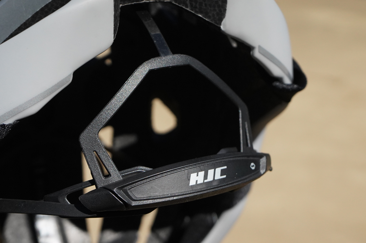 HJC IBEX 2.0 独特なクーリングシステムとアジャスターを備える