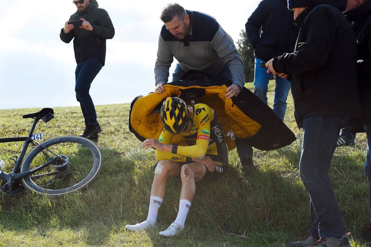 落車で涙を飲んだ2018年覇者のティシュ・べノート（ベルギー、ユンボ・ヴィスマ）