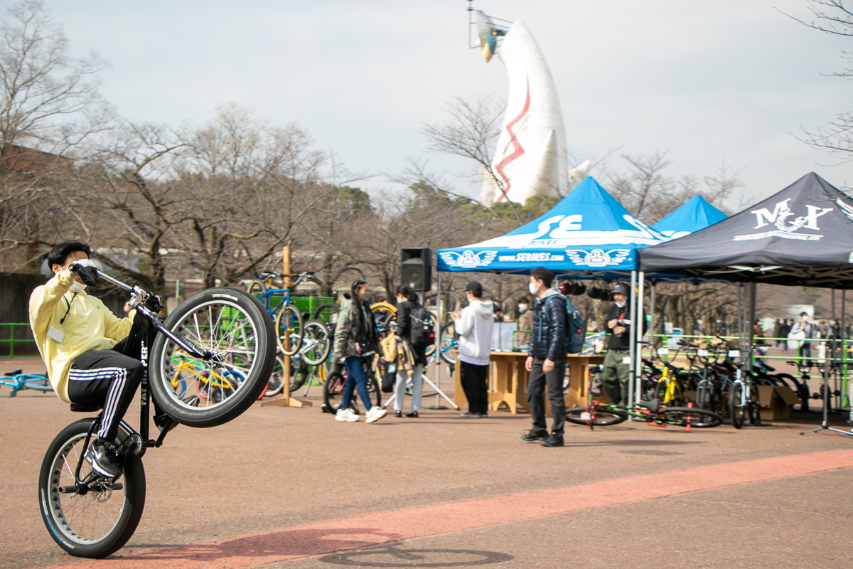 RIDE OUT/BMX エリアでは太陽の塔をバックにトリックを披露する