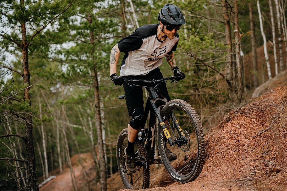 1,698gという軽さを誇る。登りもXCバイクに匹敵する動きを突き詰めた