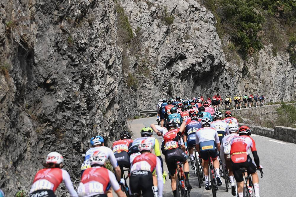 パリ〜ニース2度目の登場となった1級山岳テュリニ峠を登る選手たち