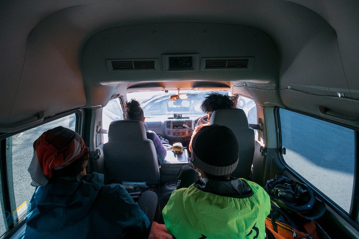 和気あいあいとした雰囲気の車内。手慣れた運転で一気にトレイルヘッドまで向かいます