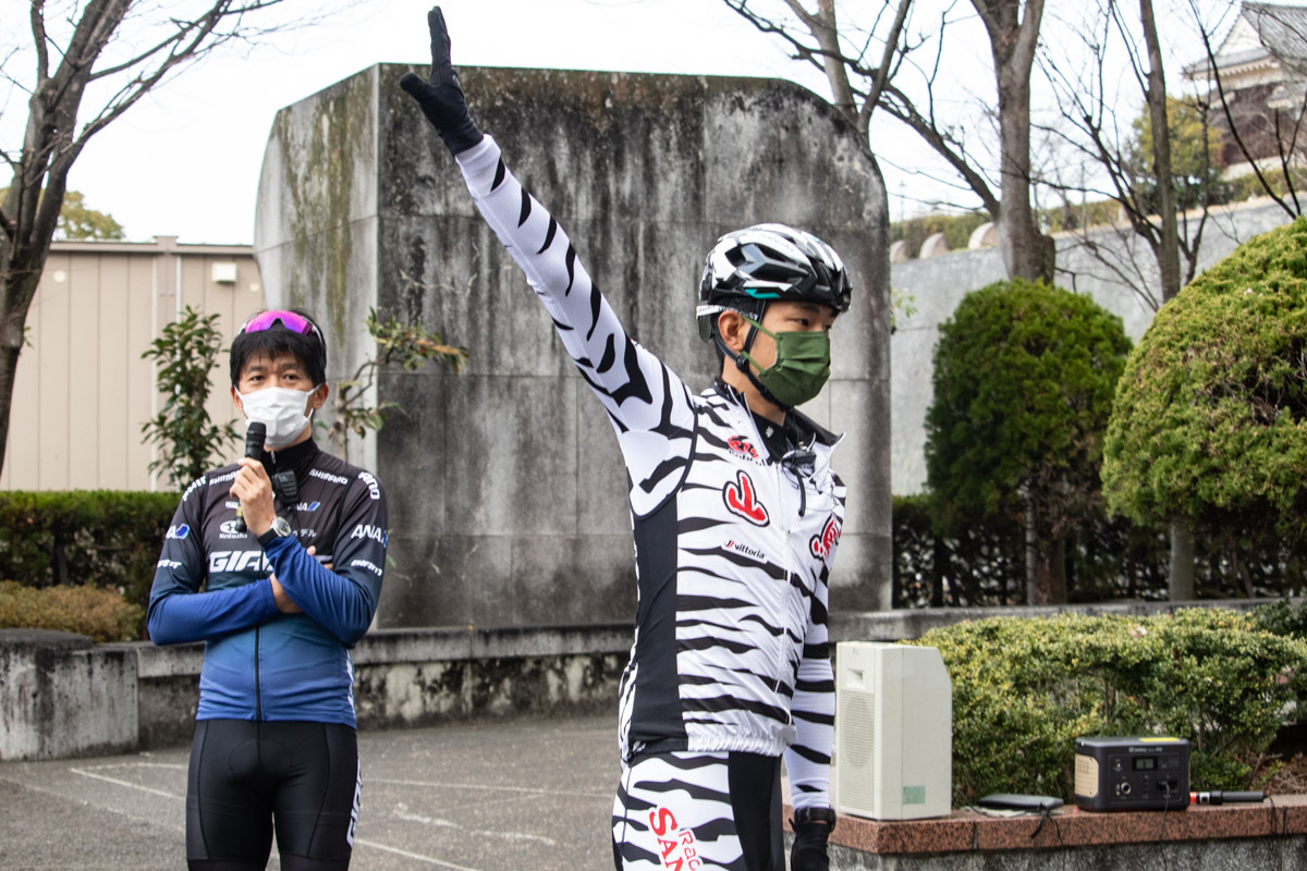 プロライダーによる講習会。走行中に必要なハンドサインを教えてくれる