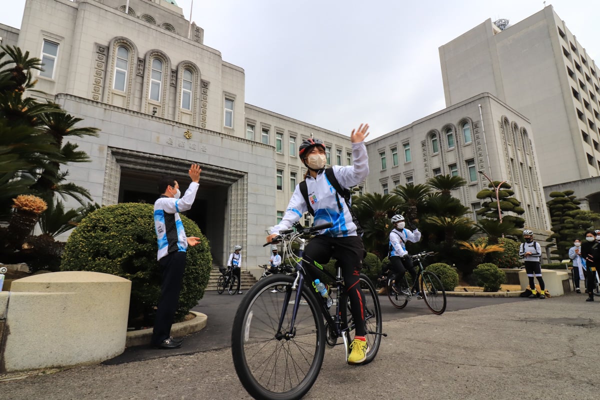 愛媛県庁前から四国一周1000kmの旅に出発する