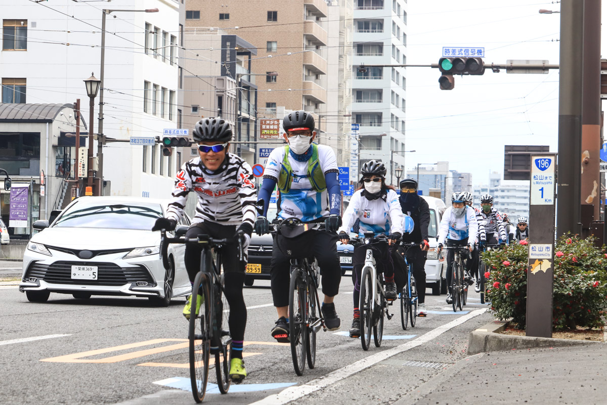 サポートライダーにリードされて松山市街地を抜けて走り出していく