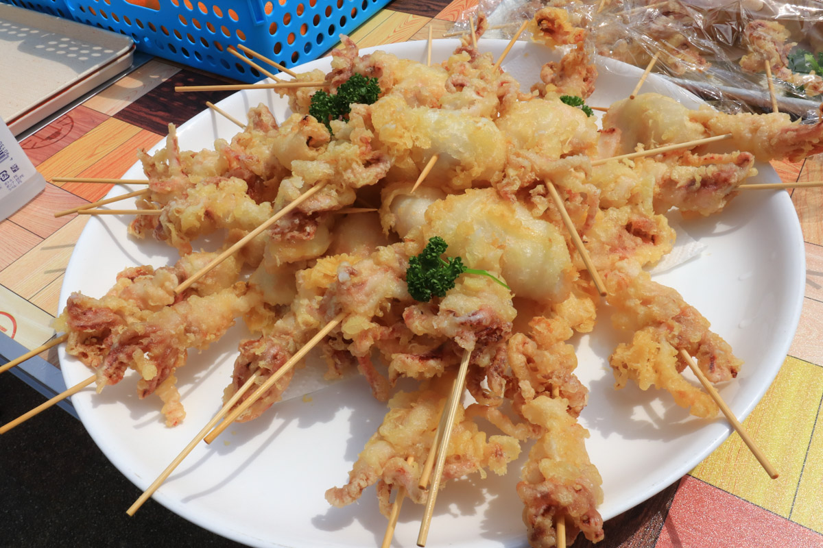揚げたてのイカの天ぷらが用意されていた