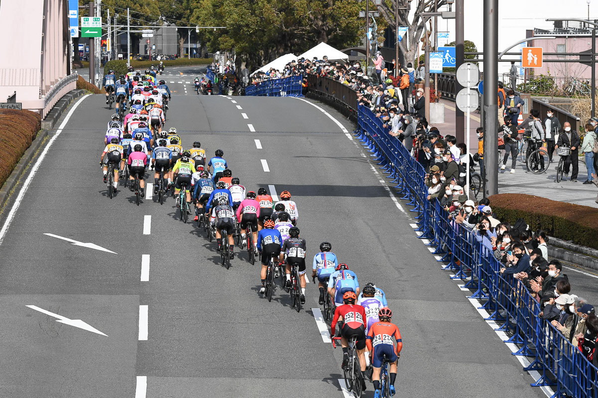 コース沿いには多くの観客が集まった