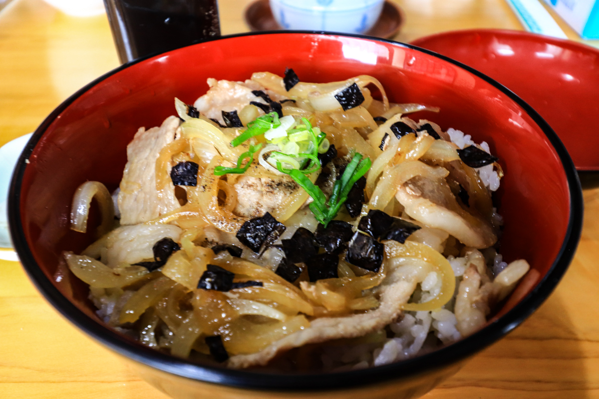 柔らかい肉と甘い香りの名物レモンポーク丼