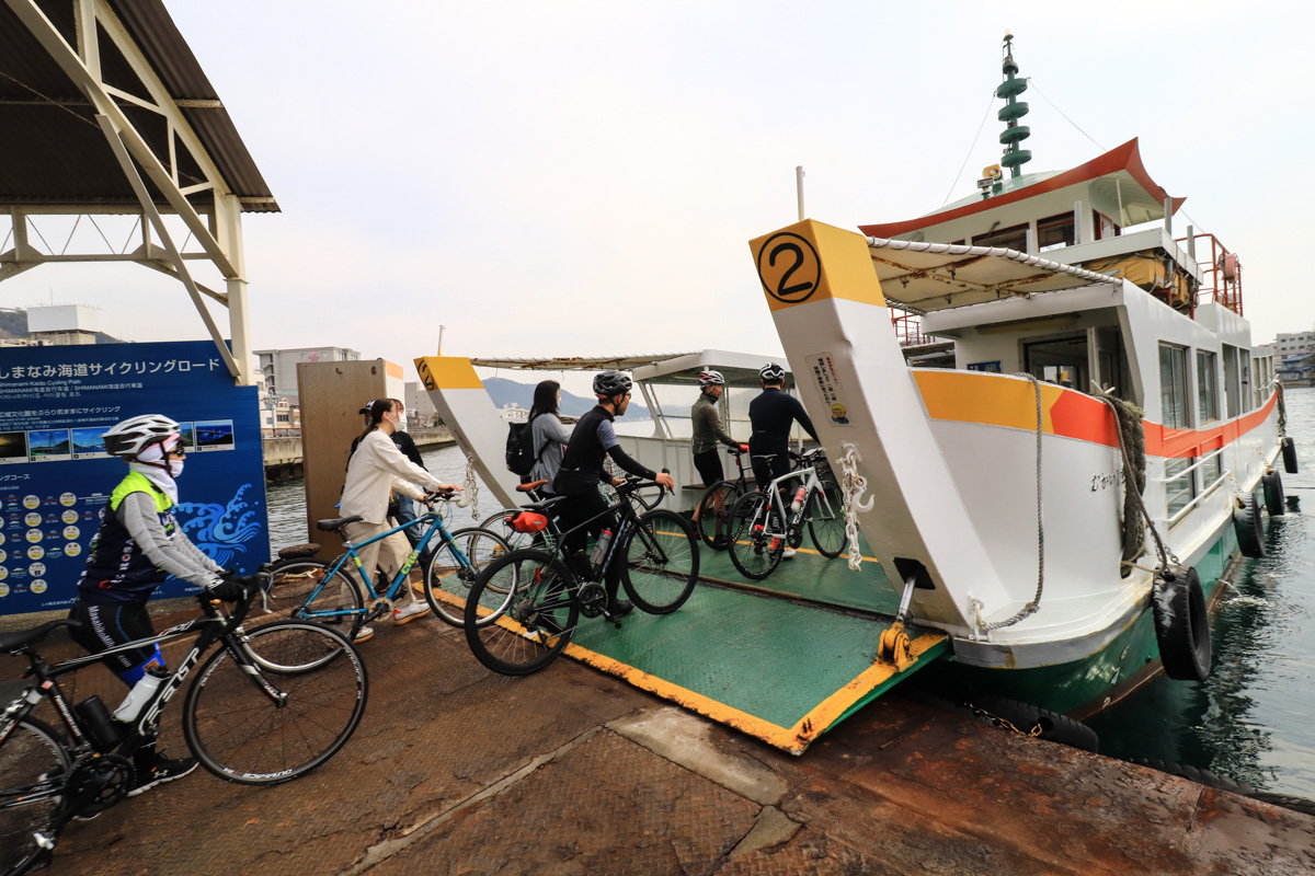 地元の方々と一緒に向島への渡船フェリーに乗り込む