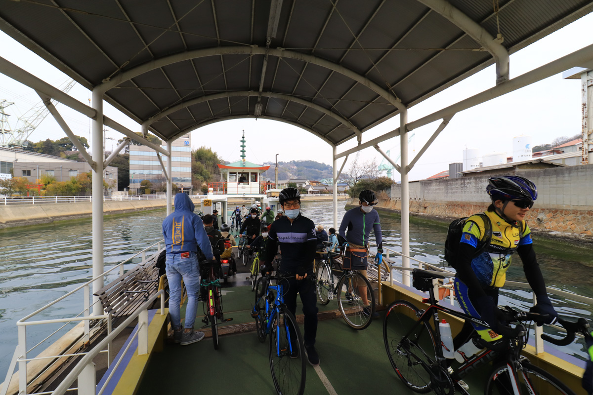 向島の桟橋に到着。わずか4分ほどの船旅だった