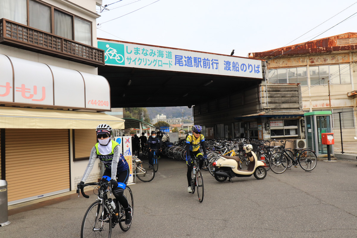 向島の渡船フェリー乗り場を降りて走り出す