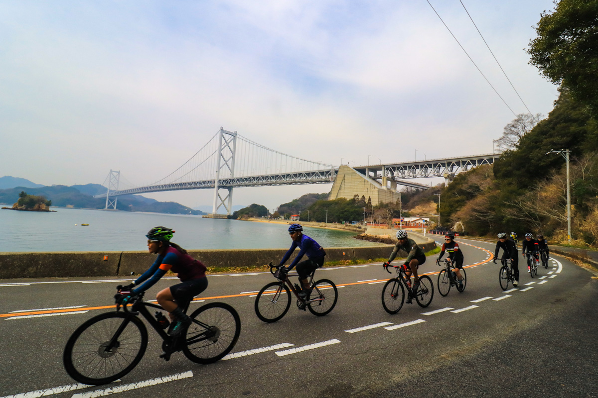 因島大橋を背に海岸線を走る