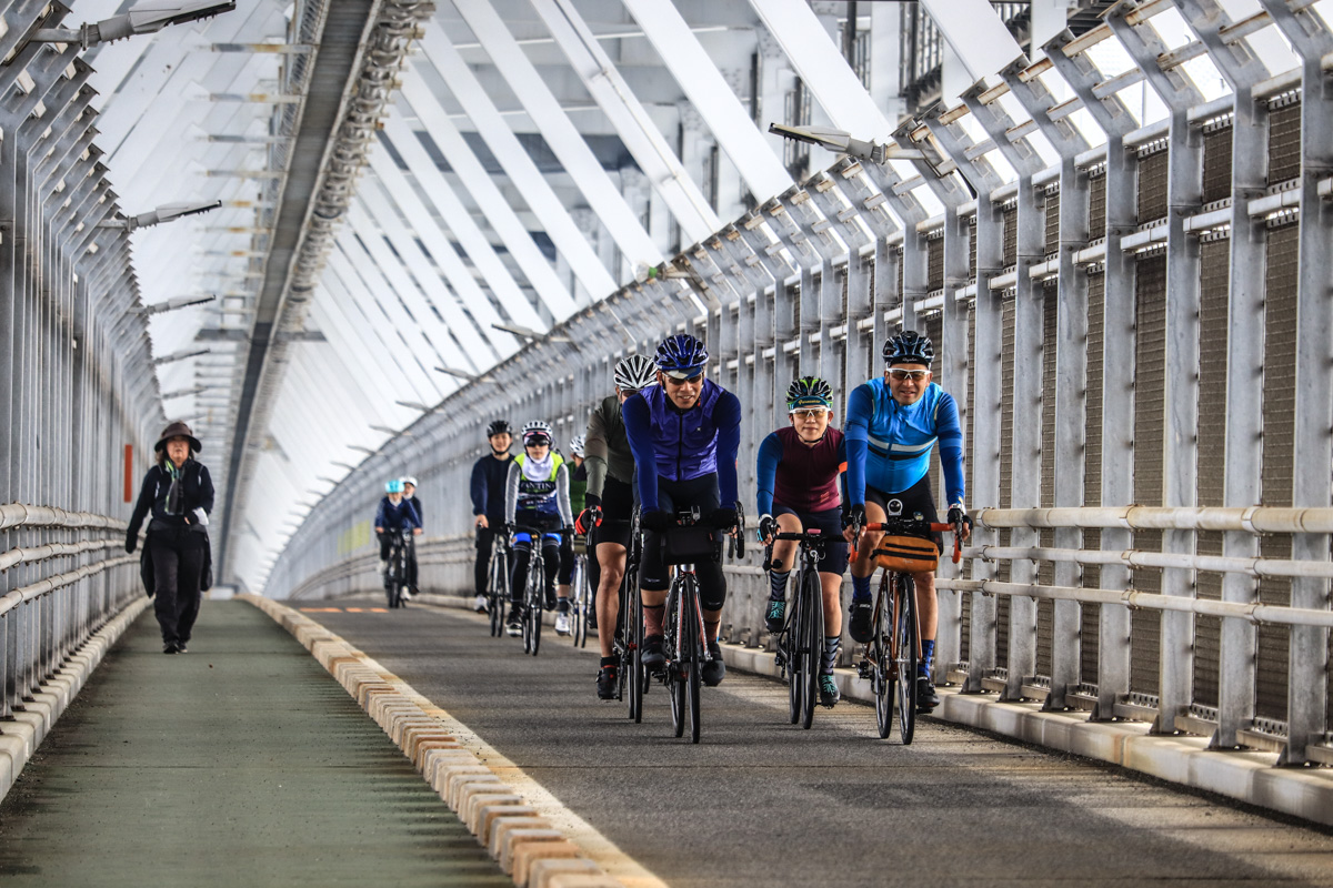 因島大橋は車道部分の下部に自転車道路がつけられている