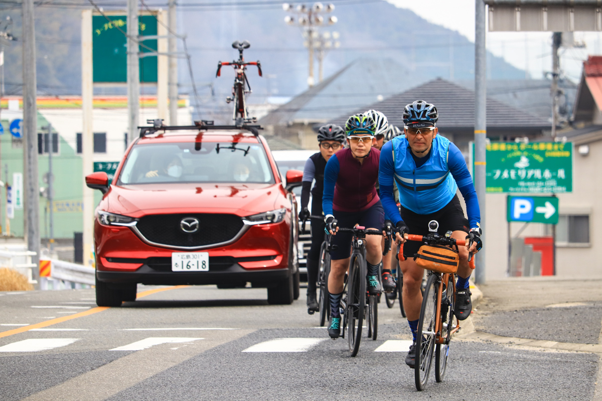 サポートカーのマツダCX-5を率いて走れば、気分はプロレーサーだ