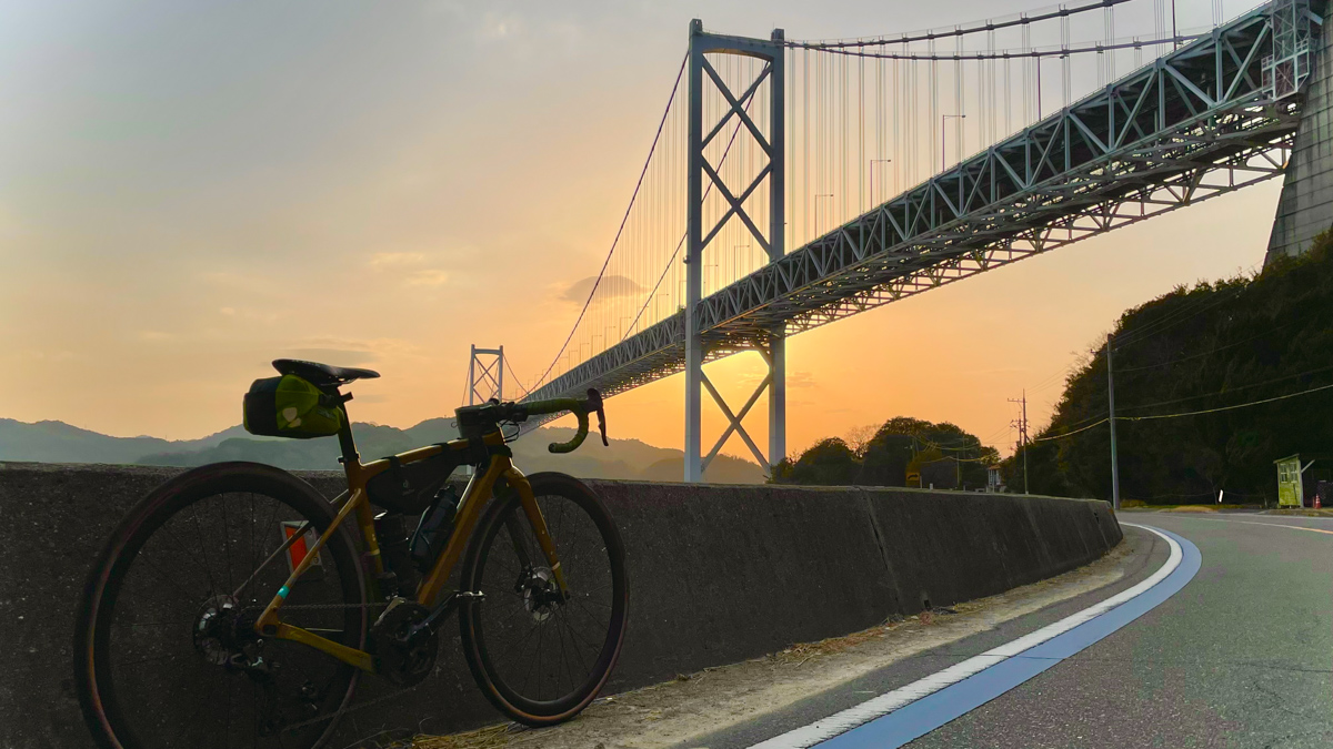 夕暮れに照らされる因島大橋