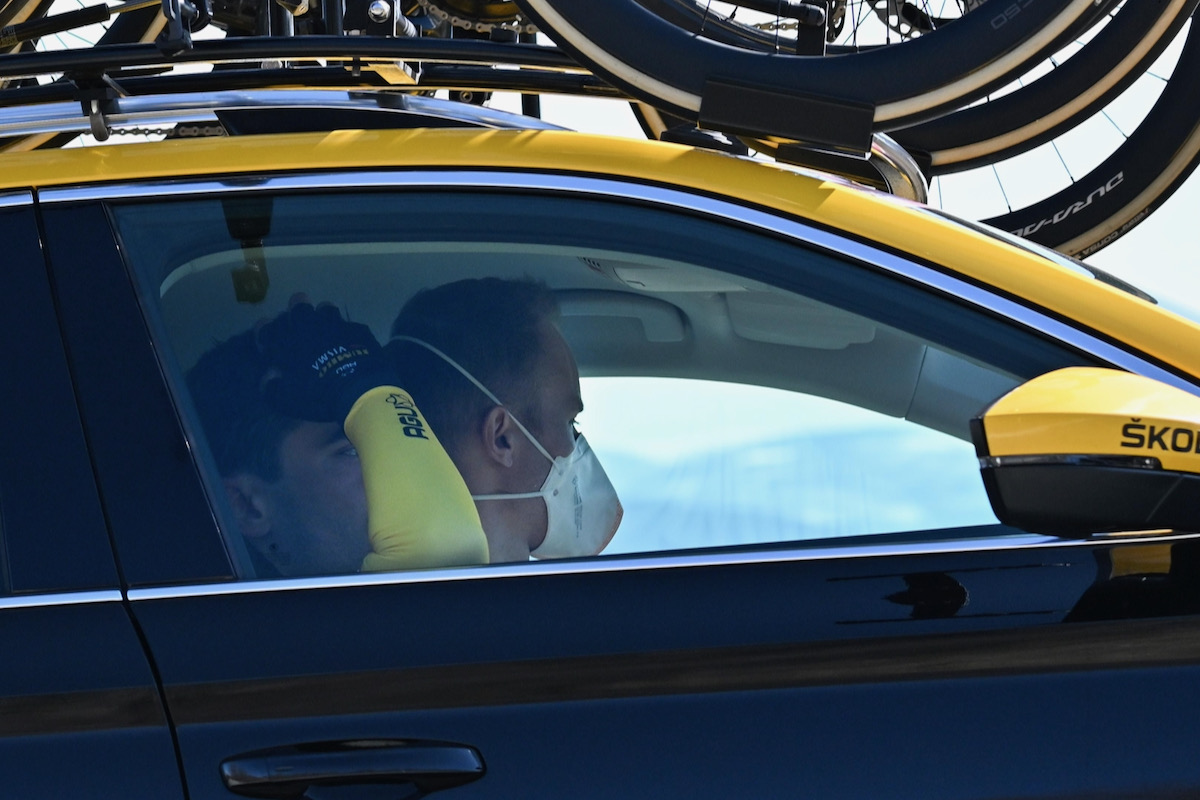 残り68km地点でバイクを降りたトム・デュムラン(オランダ、ユンボ・ヴィスマ)