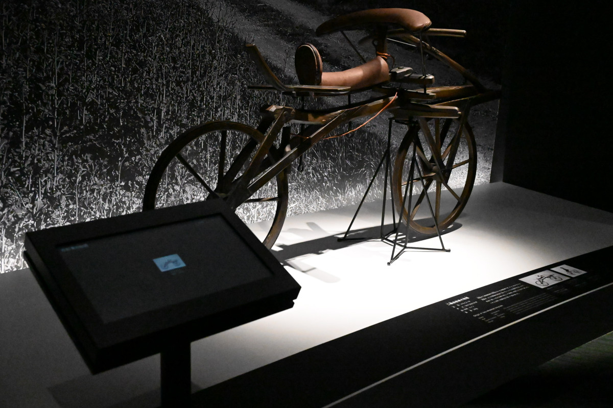 二輪自転車の原型・ドライジーネ。左側にあるデジタル解説システムは、タッチパネル式の画面を操作することで展示物の詳細を学べるようになっている