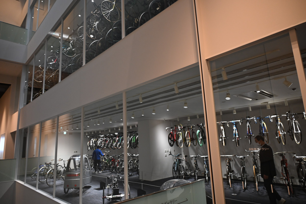 博物館の2階にある自転車ギャラリーの入り口前の吹き抜けからは、自転車ギャラリーの収蔵バイクだけでなく、3階の一般公開されていない収蔵庫のバイクの一部も見ることができる