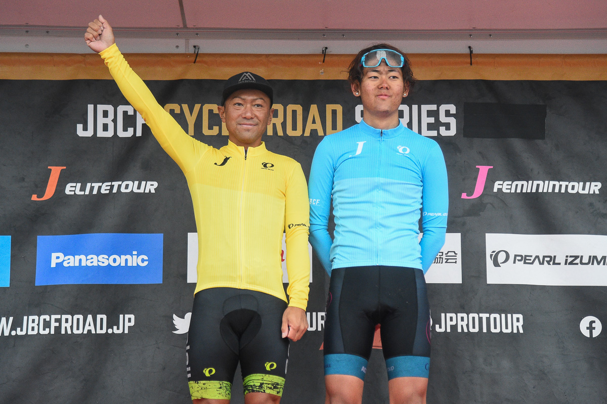 エリートリーダージャージの小林亮(soleil de lest 写真左)と、U19リーダージャージの川田翔太(AVENTURA VICTORIA RACING)