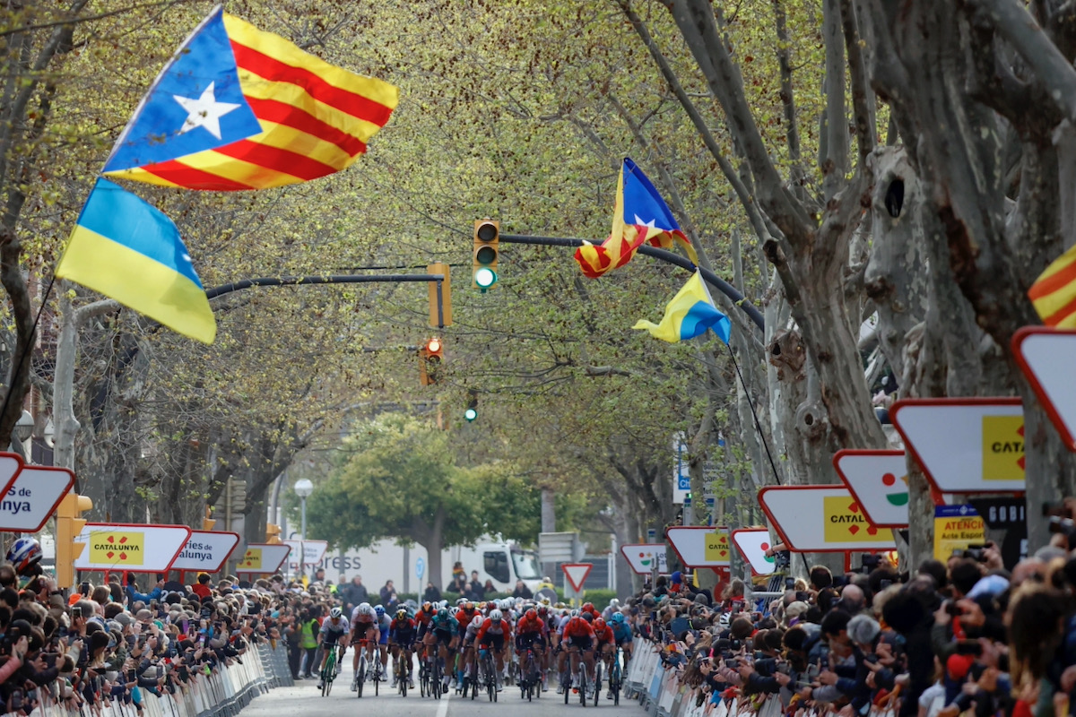 カタルーニャ州旗が振られる最終ストレート