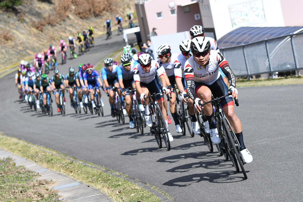 橋本英也を先頭にチームブリヂストンサイクリングがメイン集団を牽引