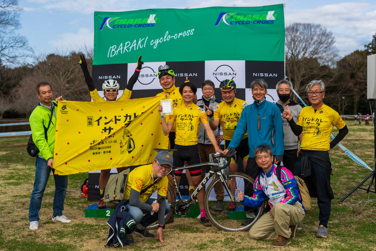 C4B 1位の横矢峻(インドカレーサーラ)とチームメイトたち