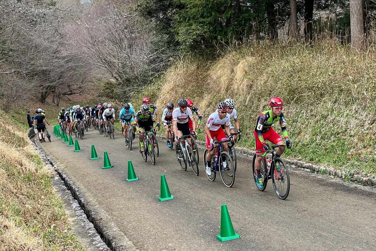 舗装路の急登を行く選手たち