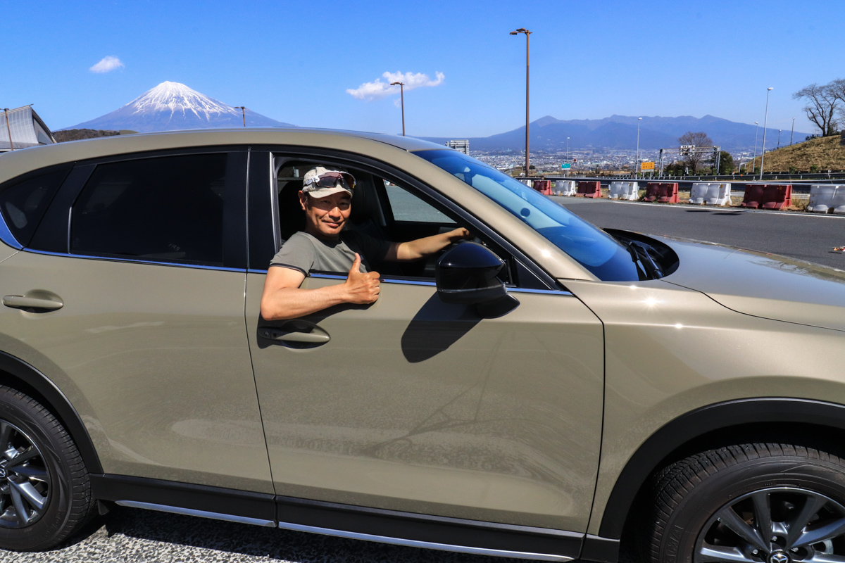 CX-5フィールドジャーニーを運転する綾野真(シクロワイアード編集長) 富士川サービスエリアで
