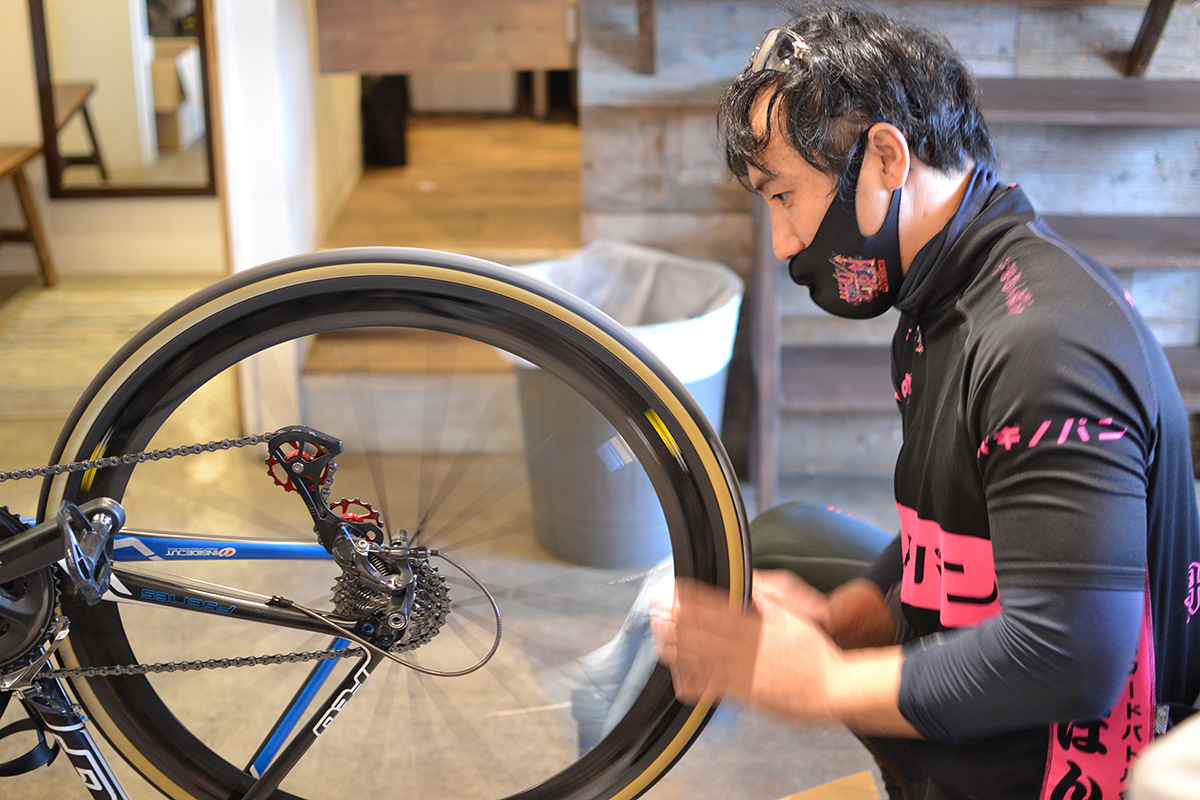 シュアラスターの自転車ケミカルを使った洗車デモンストレーションを実施