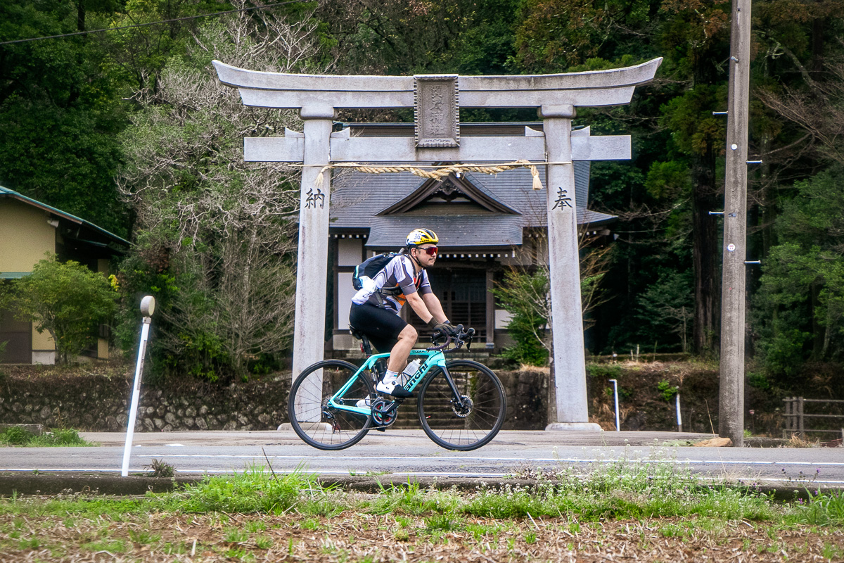 里山の神社の前を通り過ぎていきます