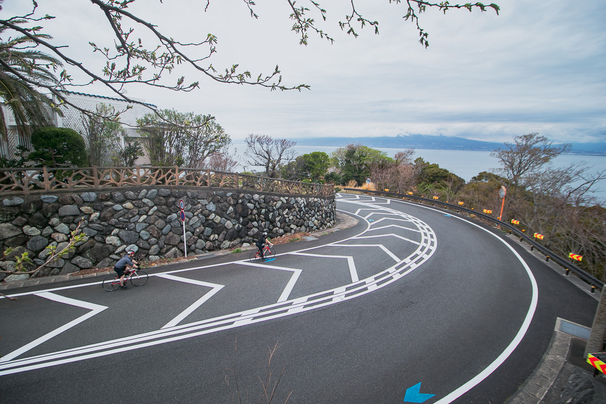 最後の平坦区間に向けて一路ダウンヒル!