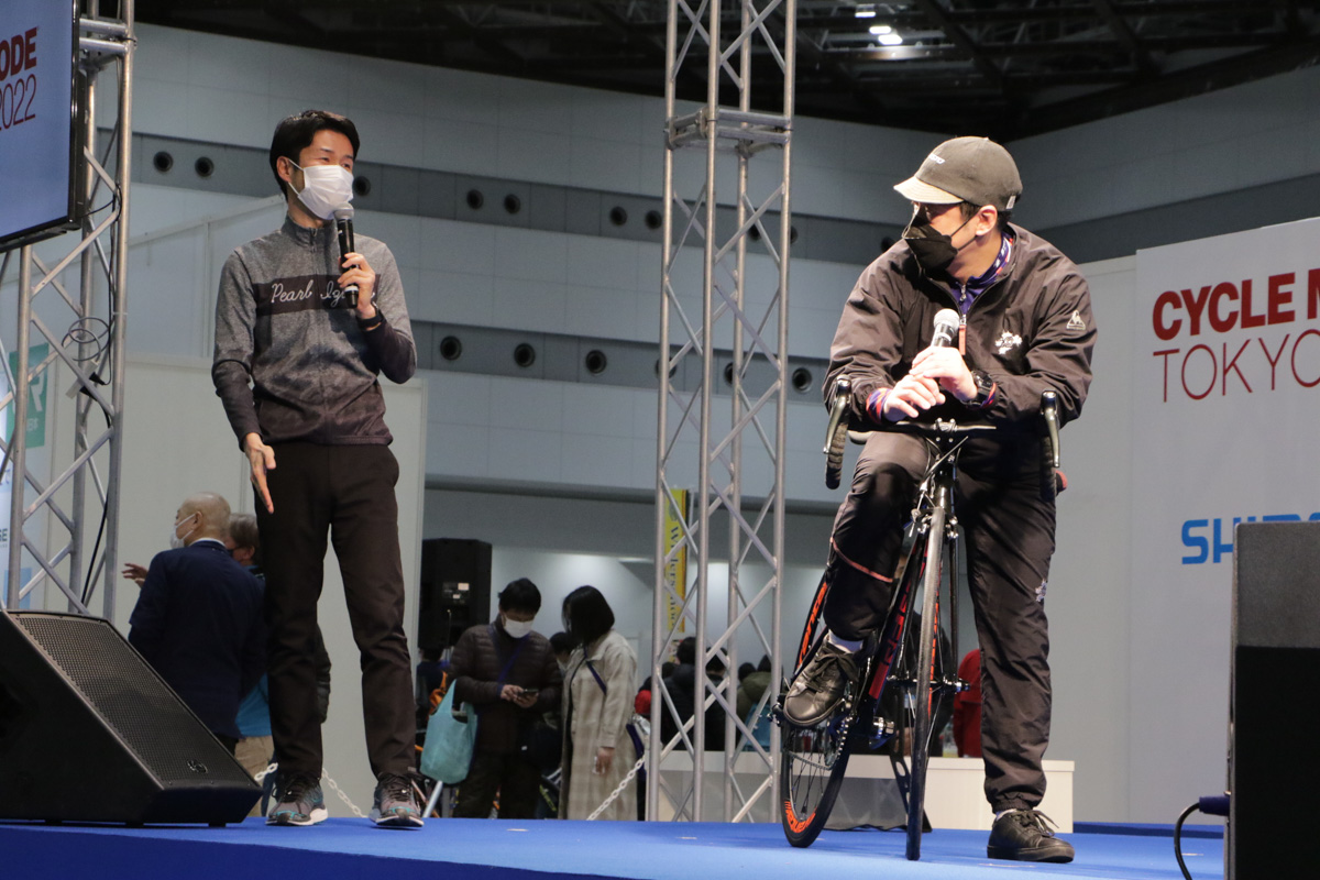 安田団長と栗村修さんが会場を笑顔にしていた（停車中のかっこいいポジションについて熱く語っていた）