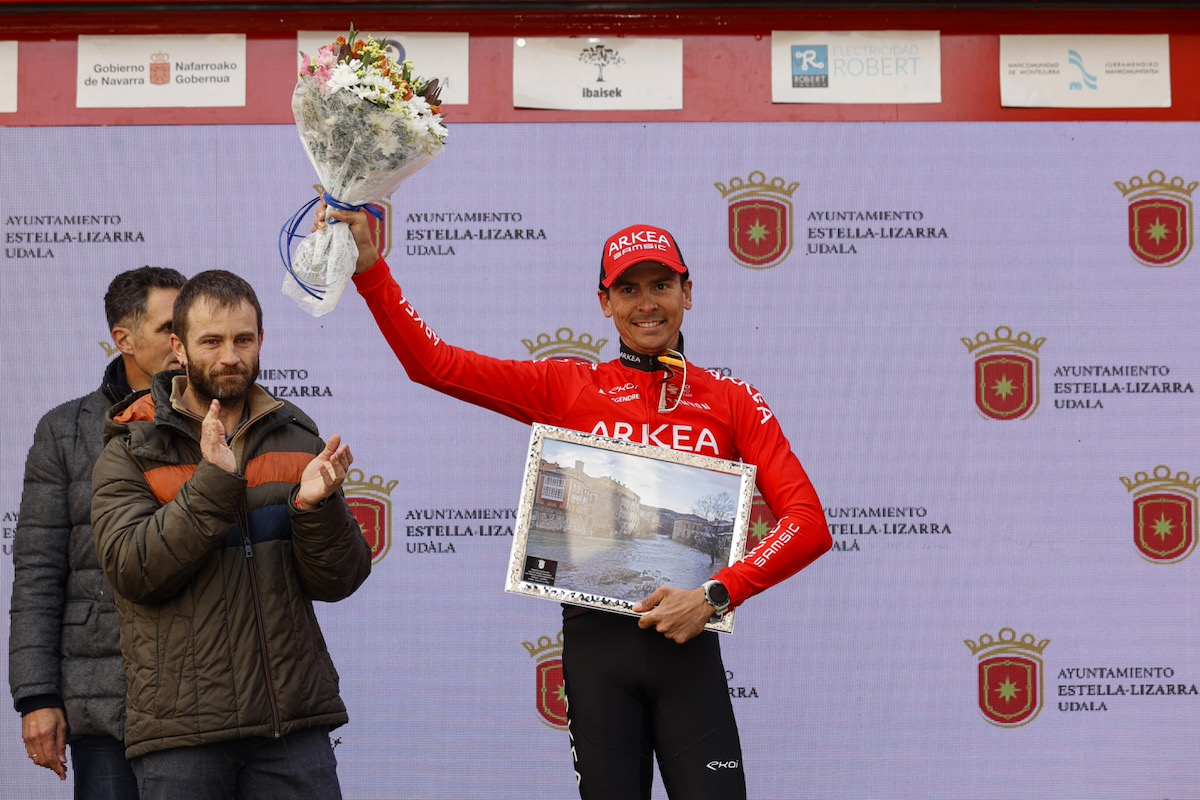 表彰台で勝利を喜ぶワレン・バルギル(フランス、アルケア・サムシック)
