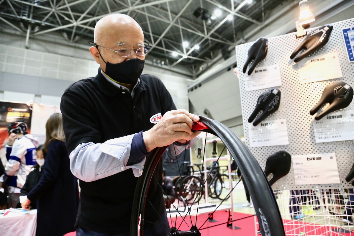 新たな新商品「タイヤグライダー」を実演するトライスポーツ代表の中原氏