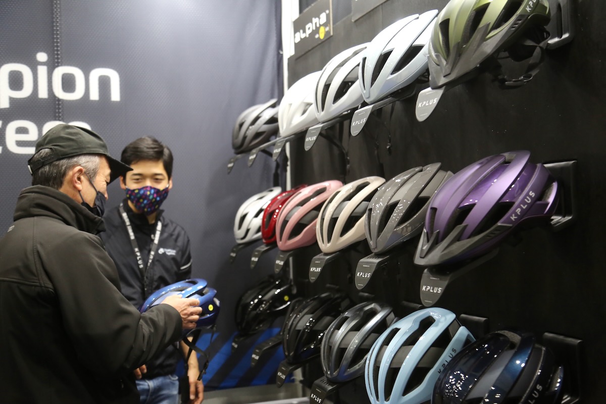好評発売中というK-PLUSのヘルメット。ユーザーを見る機会も増えてきた