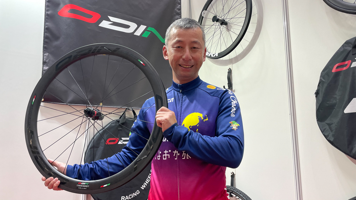 ODINホイールを手にする福島晋一さん(ボンシャンス代表)
