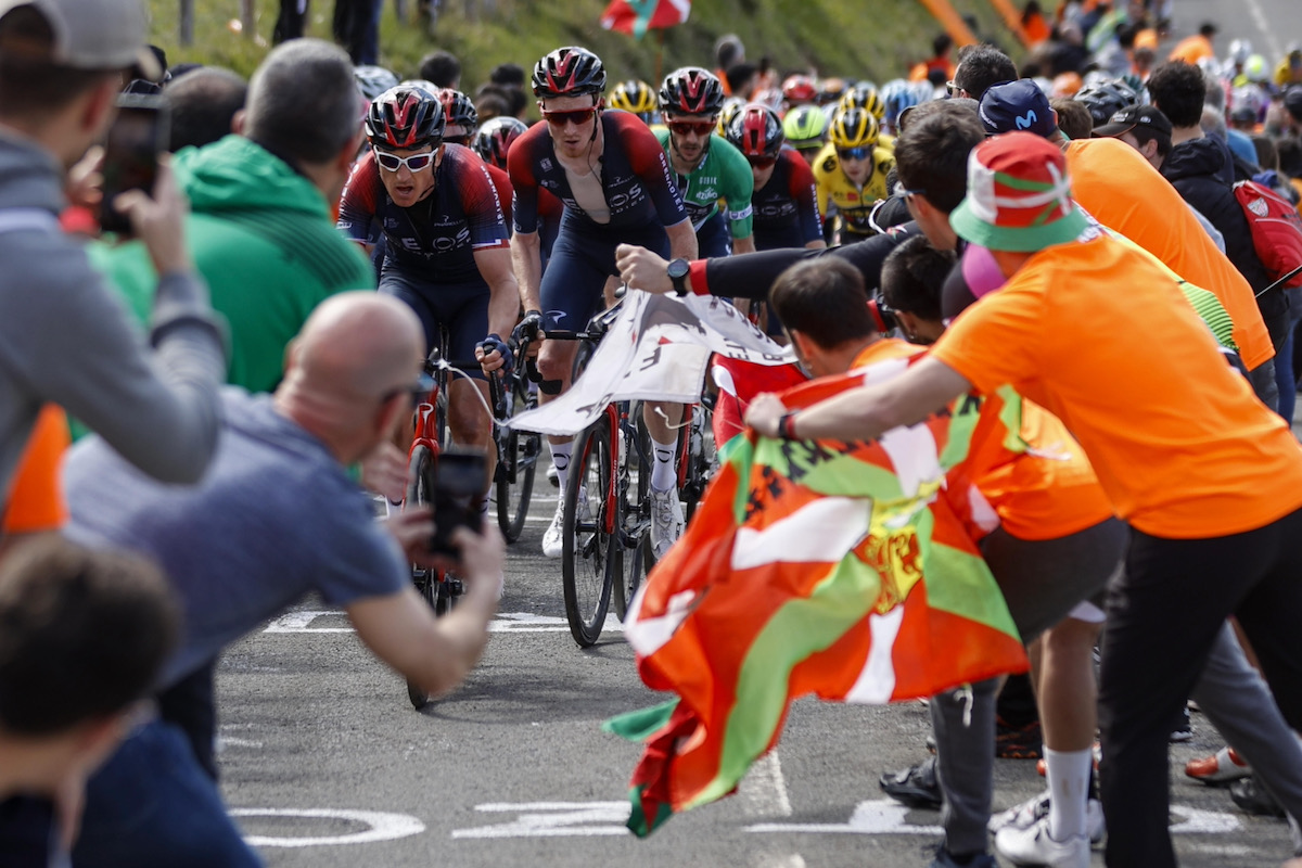 30km以上に渡りメイン集団を牽引したゲラント・トーマス(イギリス、イネオス・グレナディアーズ)