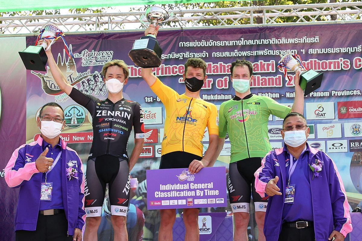 ツアー・オブ・タイランド2022総合表彰台:2位小石祐馬(チーム右京)、1位アラン・バナシェク(ポーランド、HREマゾフシェ・セルチェポルスキ)、3位レイモンド・クレダー(オランダ、チーム右京)