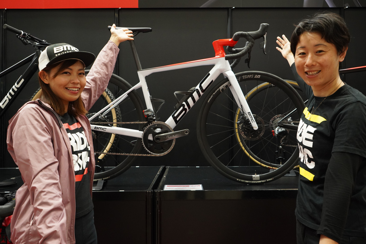 BMCのアンバサダーを務める、ななさん(左)と西麻依子さん(右)