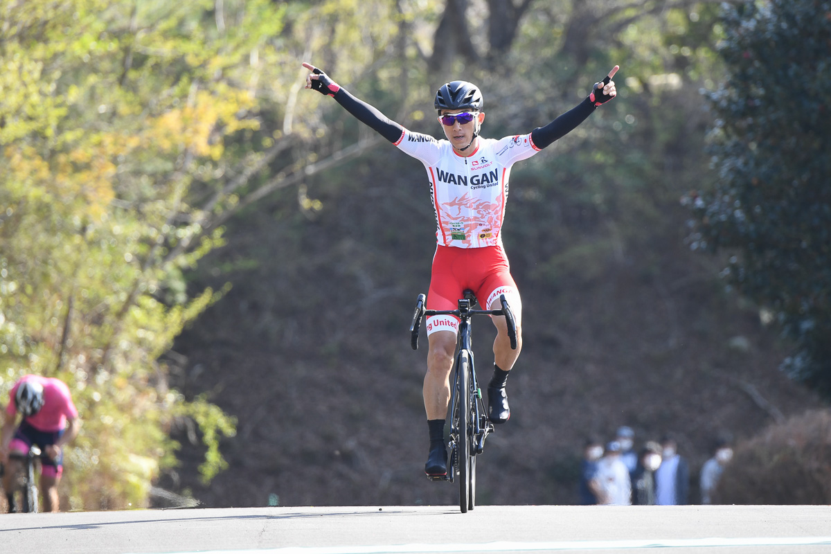 男子マスターズ　雑賀大輔（湾岸サイクリングユナイテッド）がトップでフィニッシュ