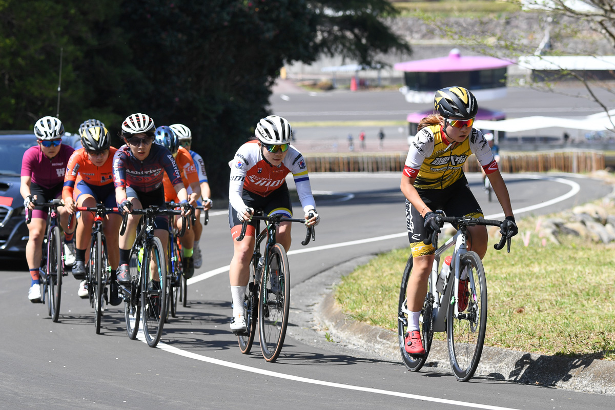 女子 小林あか里(弱虫ペダルサイクリングチーム)が登り区間でペースを上げていく